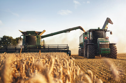 Das Bild zeigt eine landwirtschaftliche Maschine auf dem Feld Das Bild zeigt eine landwirtschaftliche Maschine auf dem Feld.