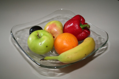 Das Bild z eigt Obst und Gemüse in einer Schale.