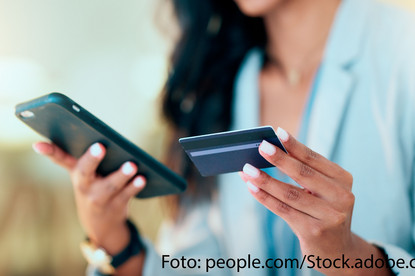 Das Bild zeigt eine Frau mit Handy und Karte. Das Bild zeigt eine Frau mit Handy und Karte.
