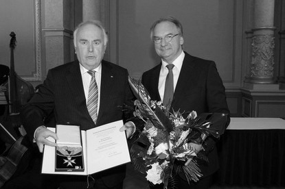 Das Bild zeigt Ministerpräsident a. D. Prof. Dr. Wolfgang Böhmer und Ministerpräsident Dr. Reiner Haseloff bei der Überreichung des Landesverdienstordens.