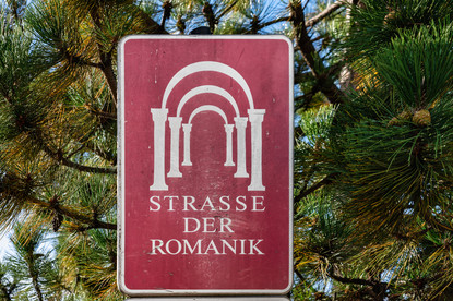Das Bild zeigt das Hinweisschild Straße der Romanik. Das Bild zeigt das Hinweisschild Straße der Romanik.