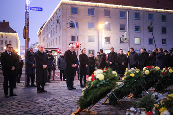 Das Bild zeigt Bundespräsident Steinmeier und Ministerpräsident Haseloff. Sie stehen vor vielen Kränzen, die vor der Johnanniskirche in Magdeburg niedergelegt wurden. 