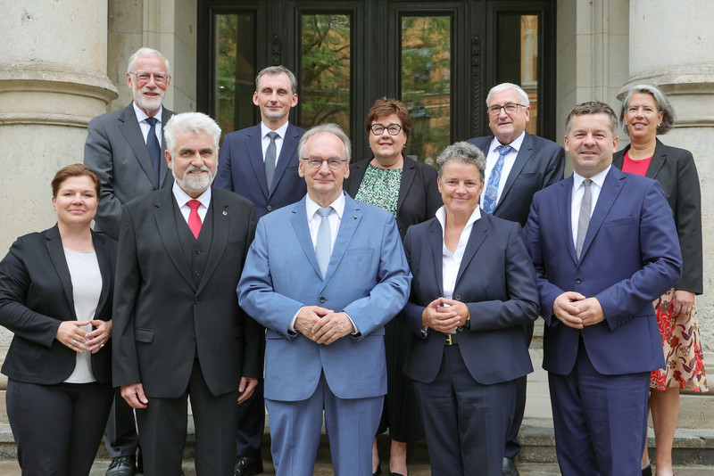 Das Bild zeigt die Ministerinnen und Minister der Landesregierung mit Ministerpräsident Dr. Reiner Haseloff Das Bild zeigt die Ministerinnen und Minister der Landesregierung mit Ministerpräsident Dr. Reiner Haseloff.