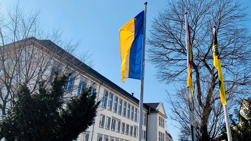 Ukraine-Flagge am Finanzministerium