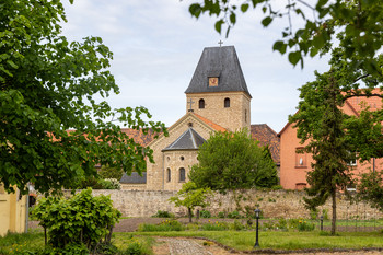 Das Bild zeigt die Kirche in Hedersleben, Sachsen-Anhalt.