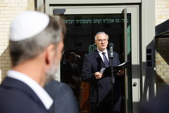 Ministerpräsident Dr. Reiner Haseloff während seiner Rede in der Synagoge Halle (Saale).