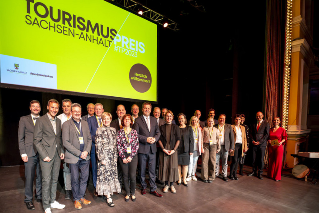 Das Bild zeigt eine Gruppenaufnahme aller Preisträger des Abends und des Tourismusministers Sven Schulze.