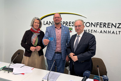 Das Bild zeigt Ministerpräsident Dr. Reiner Haseloff (rechts), Innenministerin Dr. Tamara Zieschang (rechts), Landrat vom Bördekreis, Martin Stichnoth, mit der Bezahlkarte.