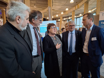 Das Bild zeigt u. a. Wissenschaftsminister Prof. Dr. Armin Willingmann, Gesundheitsministerin Grimm-Benne, Staatssekretär Jürgen Ude im Gespräch mit weiteren Teilnehmern der Veransstaltung.