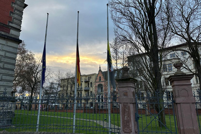 Das Bild zeigt die Flaggen vor der Staatskanzlei Magdeburg auf Halbmast.