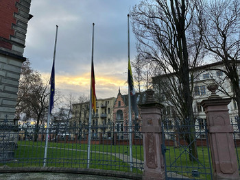 Das Bild zeigt die Flaggen vor der Staatskanzlei Magdeburg auf Halbmast.