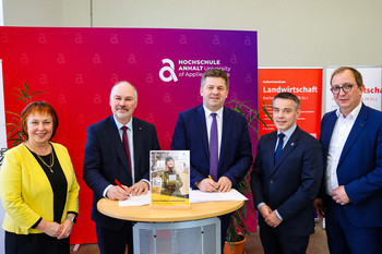 Das Bild zeit Landwirtschaftsminister Sven Schule und Vertreter der Hochschule Anhalt. 