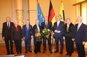 Das Bild zeigt die Ausgezeichnten mit Ministerpräsident Dr. Reiner Haseloff.