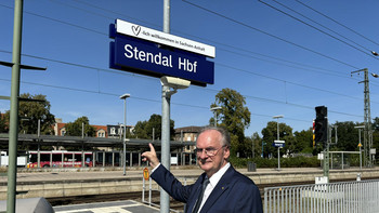 Ministerpräsident Dr. Reiner Haseloff zeigt auf das Willkommensschild in Stendal.