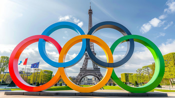 Das Bild zeigt die Olympischen Ringe vor dem Eifelturm in Paris.
