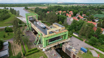 Das Bild zeigt das Schiffshebewerk Rothensee aus der Luft.