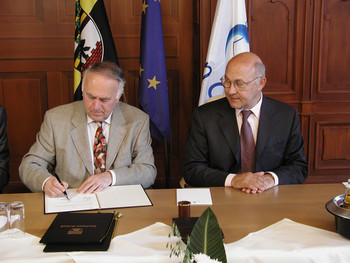 Das Bild zeigt Ministerpräsident a. D. Prof. Dr. Wolfgang Böhmer und den damlaigen Präsident des Regionalrates Michel Sapin beim Unterschreiben des Vertrages.