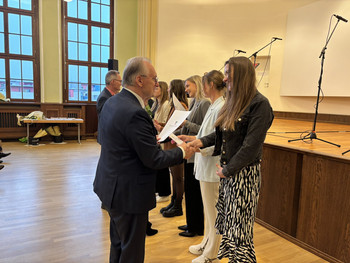 Ministerpräsident Dr. Reiner Haseloff überreicht Zeugnisse an künftige Lehrkräfte.