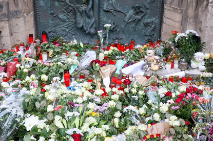 Das Bild zeigt ein Blumenmeer und Kerzen vorm Magdeburger Dom nach dem Attentat auf den Magdeburger Weihnachtsmarkt