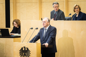 Das Bild zeigt Ministerpräsident Dr. Reiner Haseloff während seiner Rede im Bundesrat.