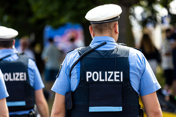 Das Bild zeigt Polizeibeamte von hinten.